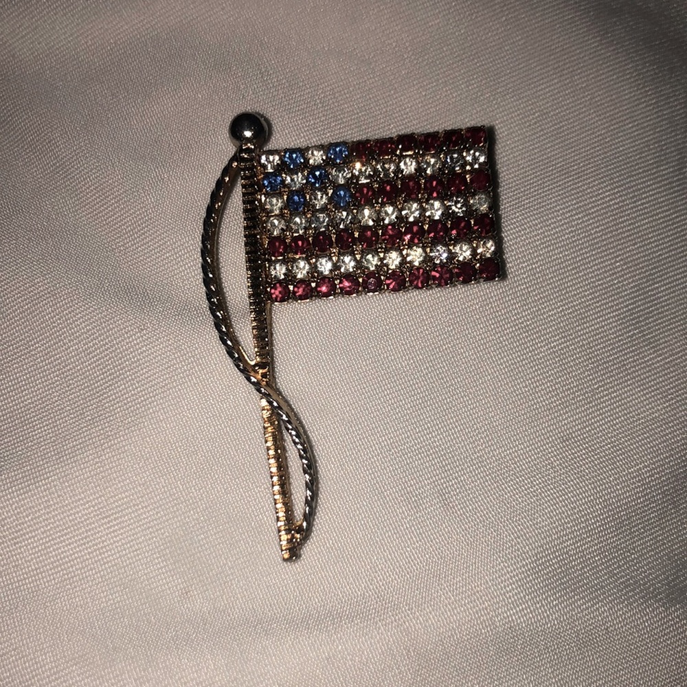 Gold tone American 🇺🇸 flag pin 🧷